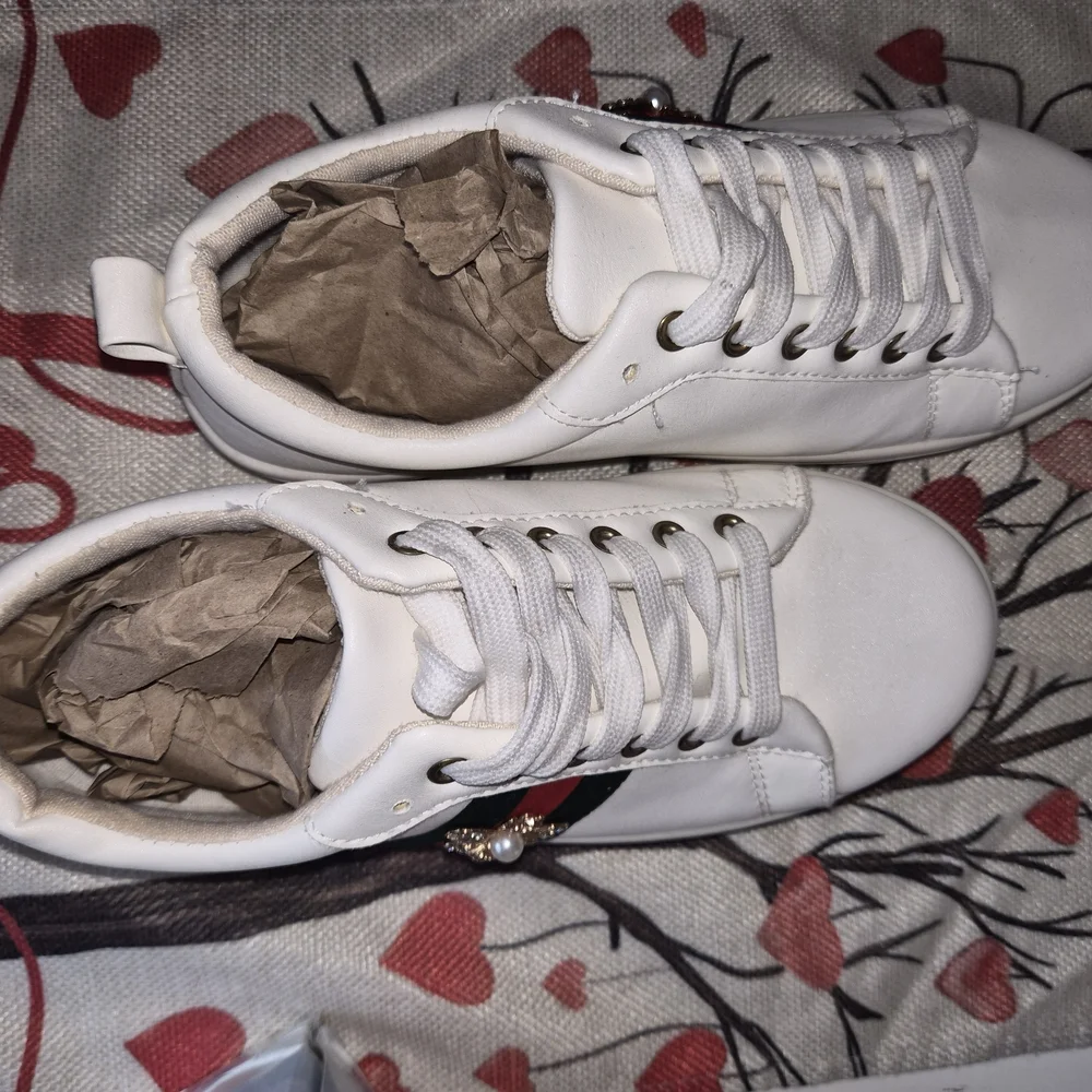 White Sneakers with Embellished Bee Detail, Size 9. Looks Like faux gucci colors - Picture 5 of 6